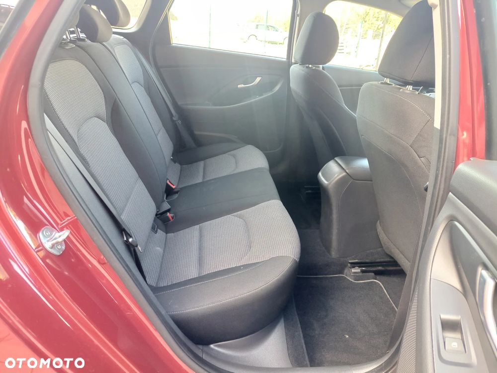 Hyundai i30 1.5 DPI Classic + - 23