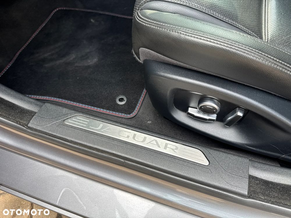 Jaguar XE D180 R-Dynamic S - 39