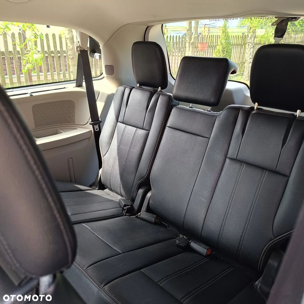 Chrysler Town & Country - 11