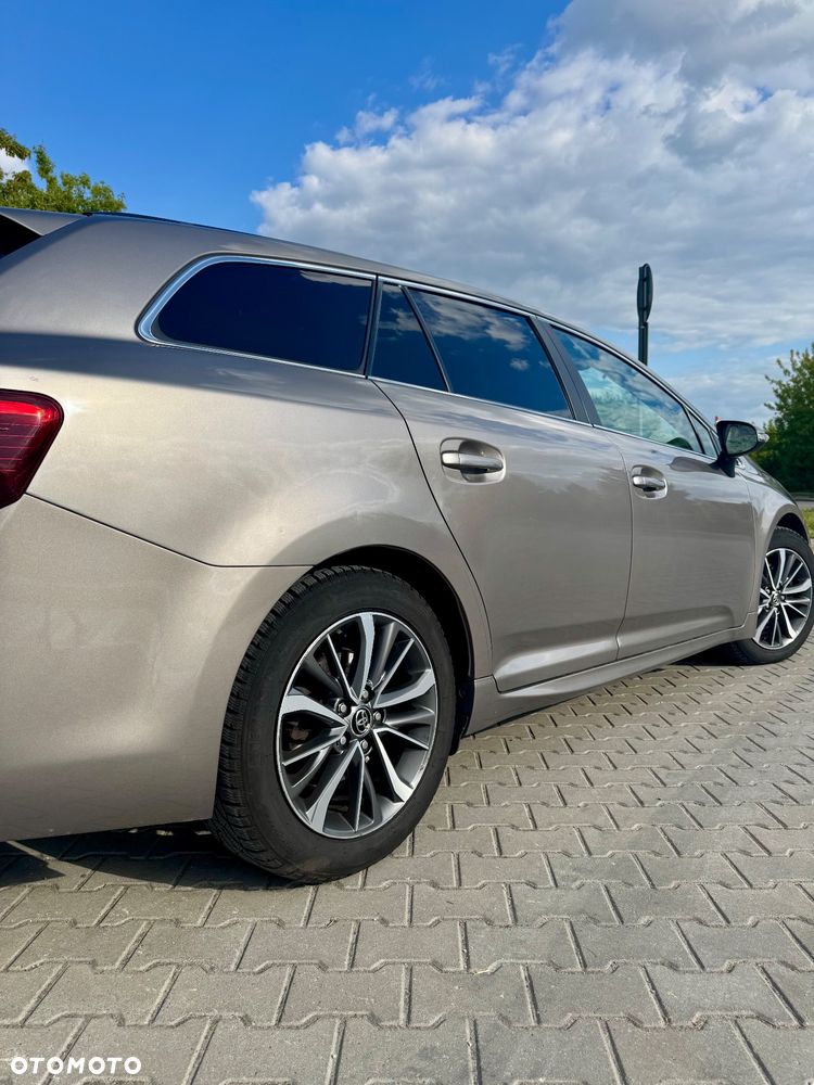 Toyota Avensis 2.0 D-4D Prestige - 22