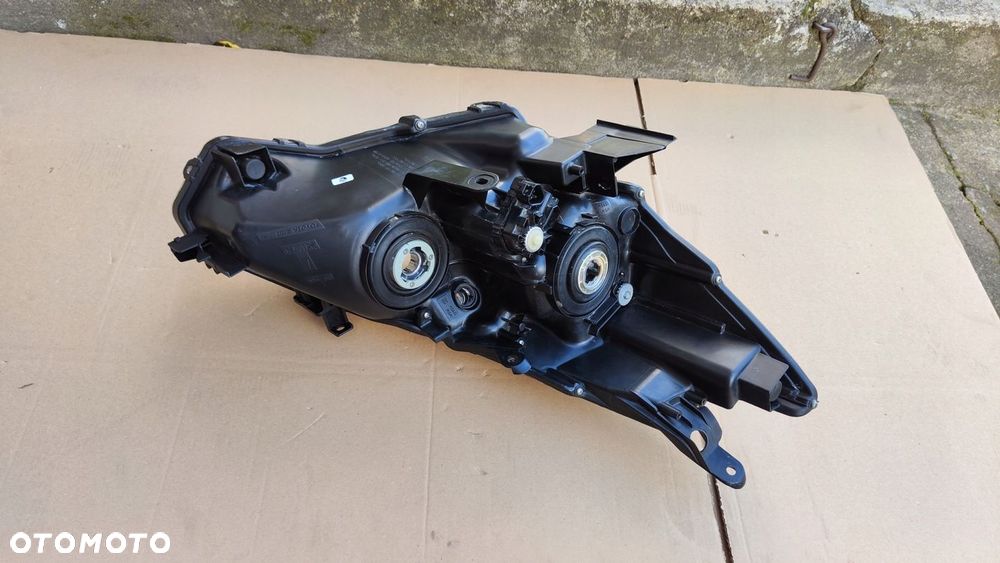 Toyota Prius Plus  12-16 Lampa Przód Przednia Lewa Oryginał - 7