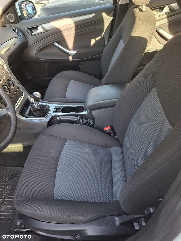 Ford Mondeo 1.6 T Ambiente - 2