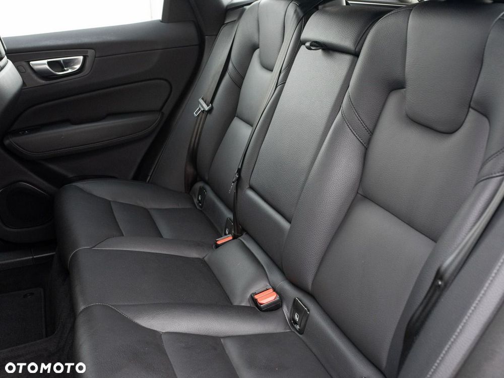 Volvo XC 60 B4 B Plus Dark - 27