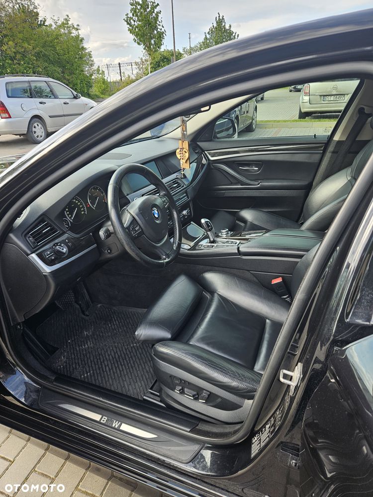 BMW Seria 5 525d xDrive - 11