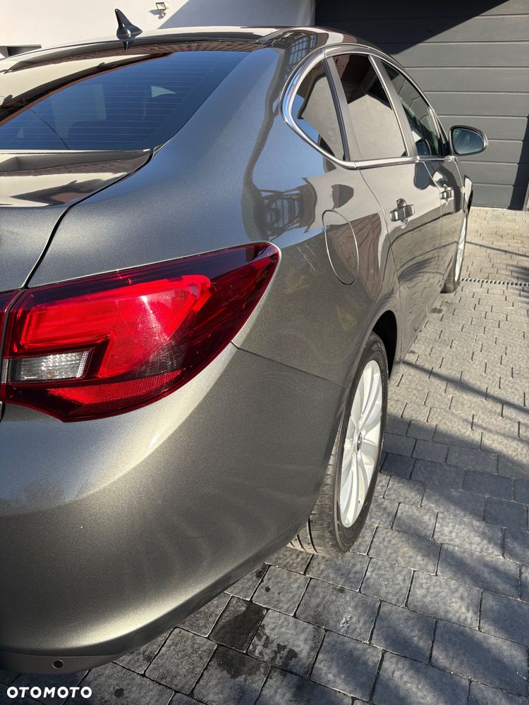 Opel Astra 1.4 T Executive - 7
