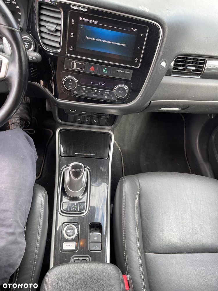 Mitsubishi Outlander Instyle NAVI + - 15
