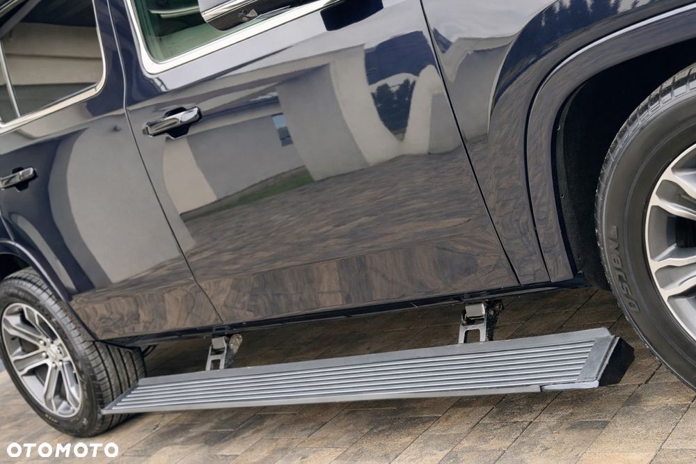 Jeep Grand Wagoneer - 10