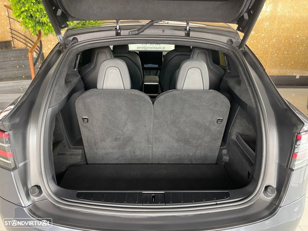 Tesla Model X Plaid - 12