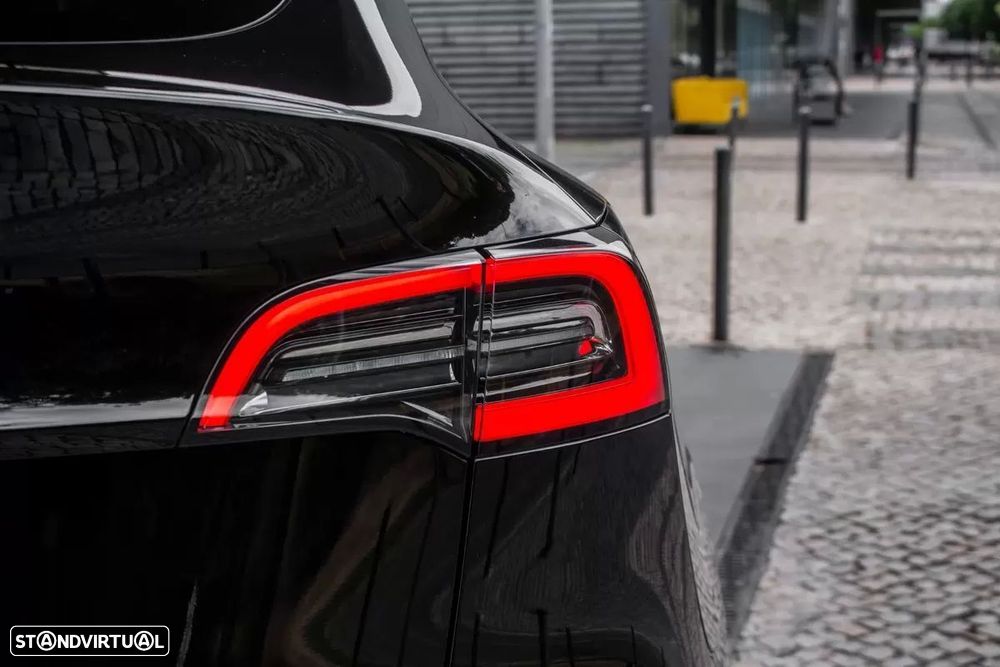 Tesla Model Y - 10