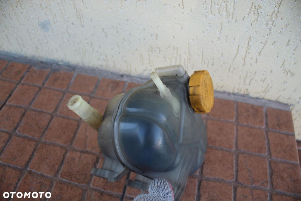 ZBIORNICZEK WYRÓWNAWCZY OPEL CORSA D 1.0 55702164 - 2