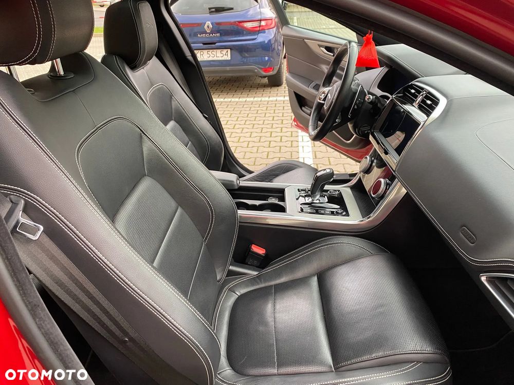 Jaguar XE 2.0 D180 R-Dynamic SE - 4
