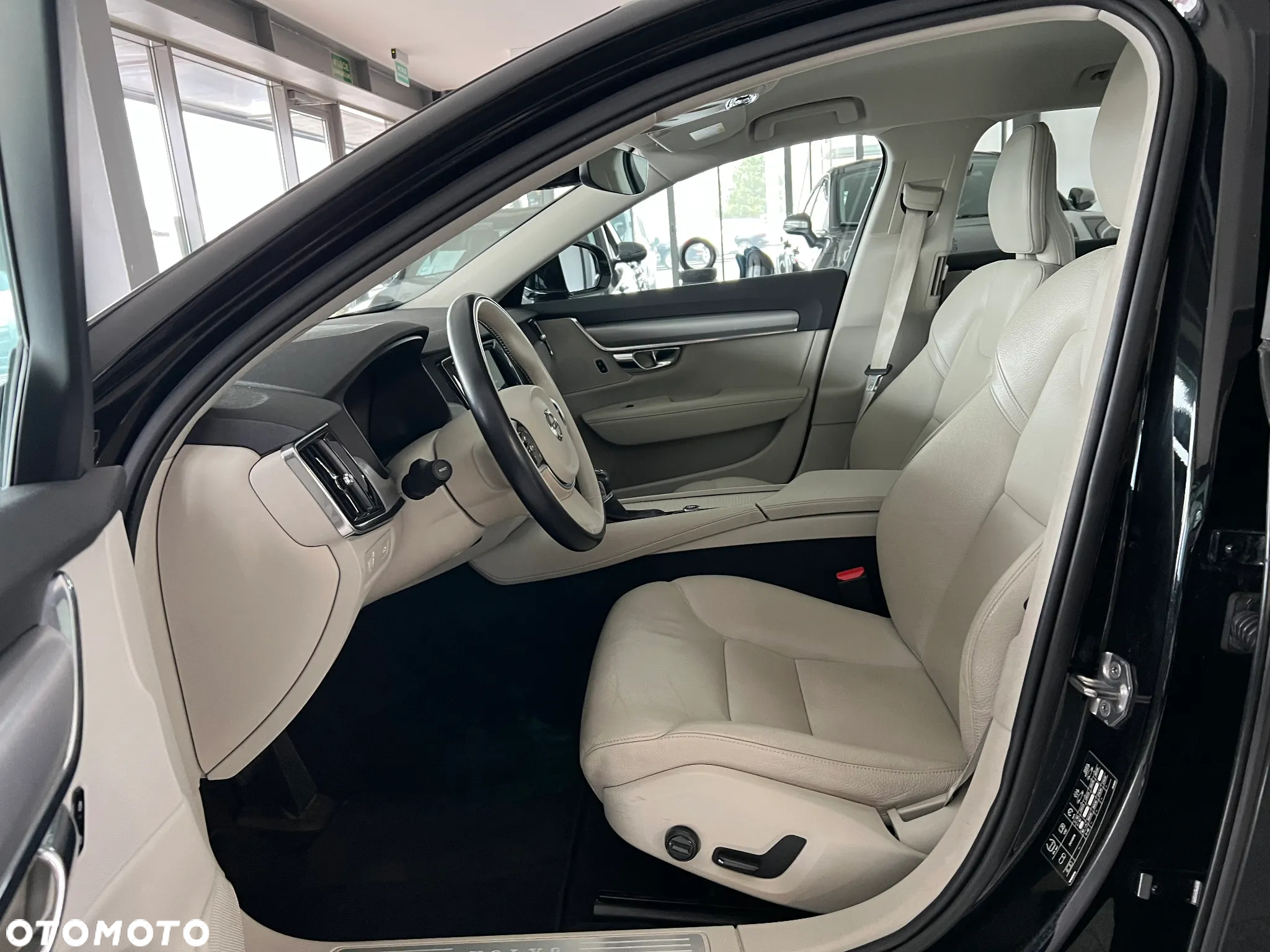 Volvo V90 T4 Momentum Pro - 24