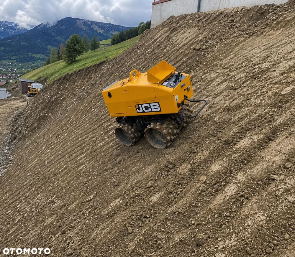 JCB VM1500 Walec Okołkowany 1600kg. Walec do wykopów, terenu oraz bystrych podjazdów! Maszyna jak Nowa. 441 mtg. 2015 rok. Walec przywieziony z Norwegii. Silnik Kubota 3 cylindry 28 km. Poteżna moc ubijania na dwa bębny lub każdy z osobna! Komfortowe sterowanie!  Maszyna zadbana jak Nowa z salonu. Odpala na dotyk. Zero luzów i wycieków. Rewelacyjna cena! Nadaje się do kruszyw ziemi oraz błota i bystrych podjazdów. O wiele lepsze rozwiązanie niż zagęszczarka 500kg. - 12