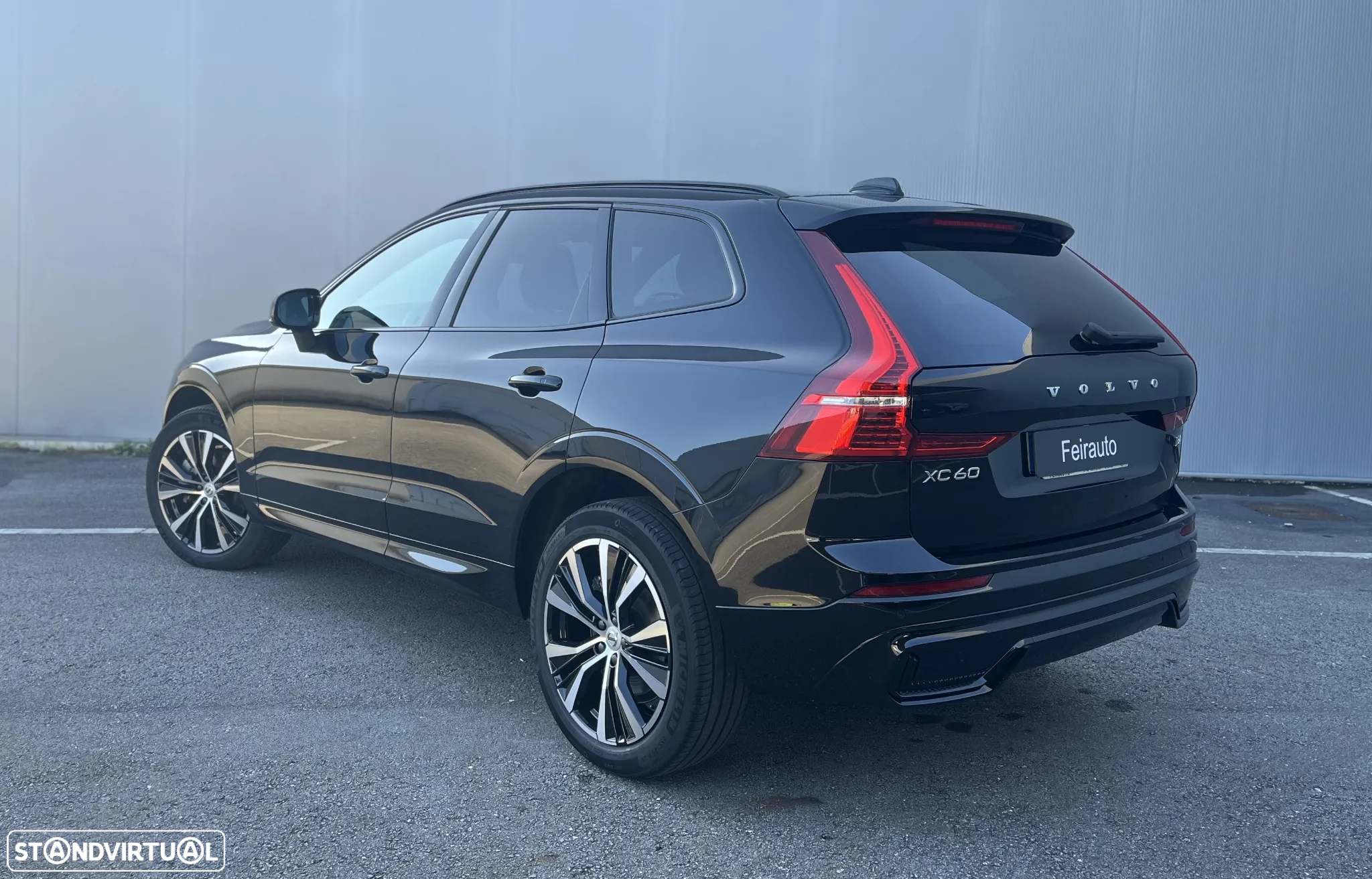 Volvo XC 60 2.0 B4 Plus Dark - 5
