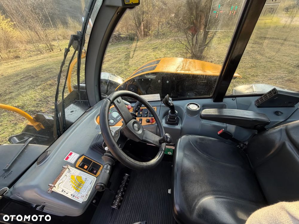 Haulotte HTL 4017 Ładowarka Teleskopowa Dźwig 17m. z Bocianem 22m. Łyżka szufla. widły z Hydraulicznym posuwem! Maszyna z Komuny Norweskiej! Jak Nowa z Salonu. DEKRA aktualna na cały osprzęt! Kamera + szybkozłącze! Bocian 5m. Szybka wolna jazda! Pełna Dokumentacja Serwisowa! Opony zero zużycia! Zero luzów i wycieków! Stabilizatory 2ośie. Wielka Okazja 3430 mtg! Webasto. Gniazdo 220v. Bogata Wersja Norweska - 28