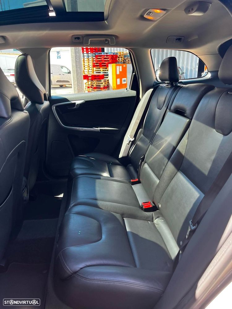 Volvo XC 60 2.0 D4 Momentum Geartronic - 18