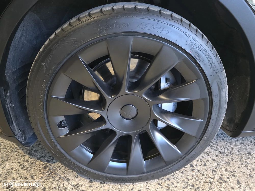 Tesla Model Y Long Range Dual Motor AWD - 9