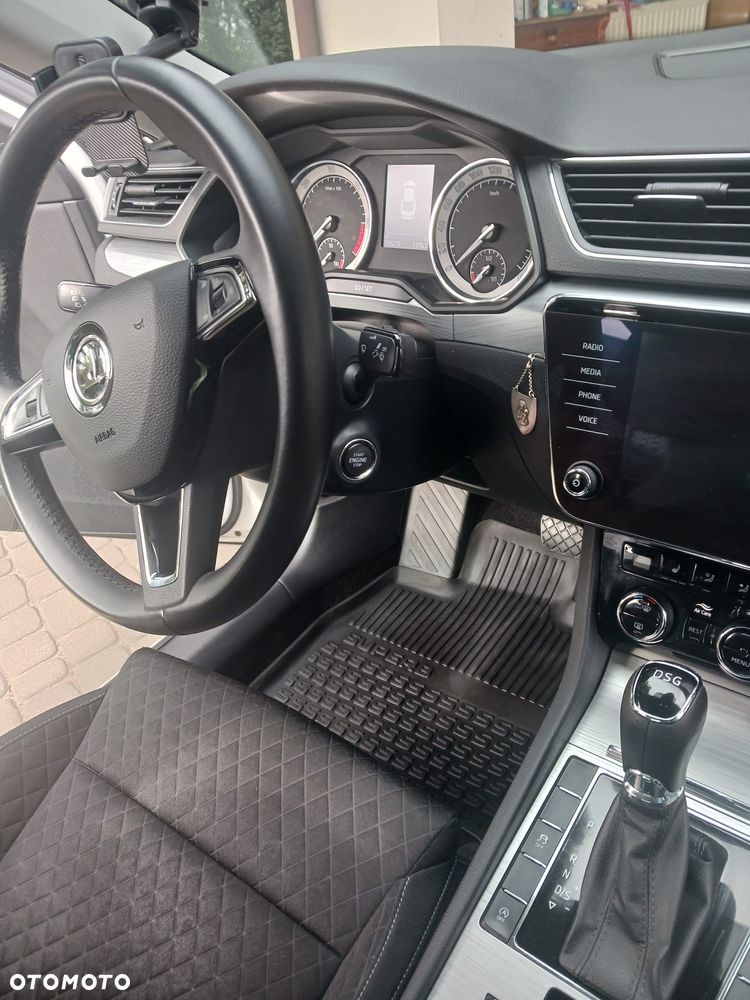 Skoda Superb 2.0 TDI Sportline DSG - 30