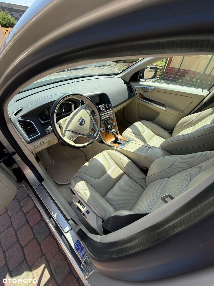 Volvo XC 60 D5 AWD Momentum - 6