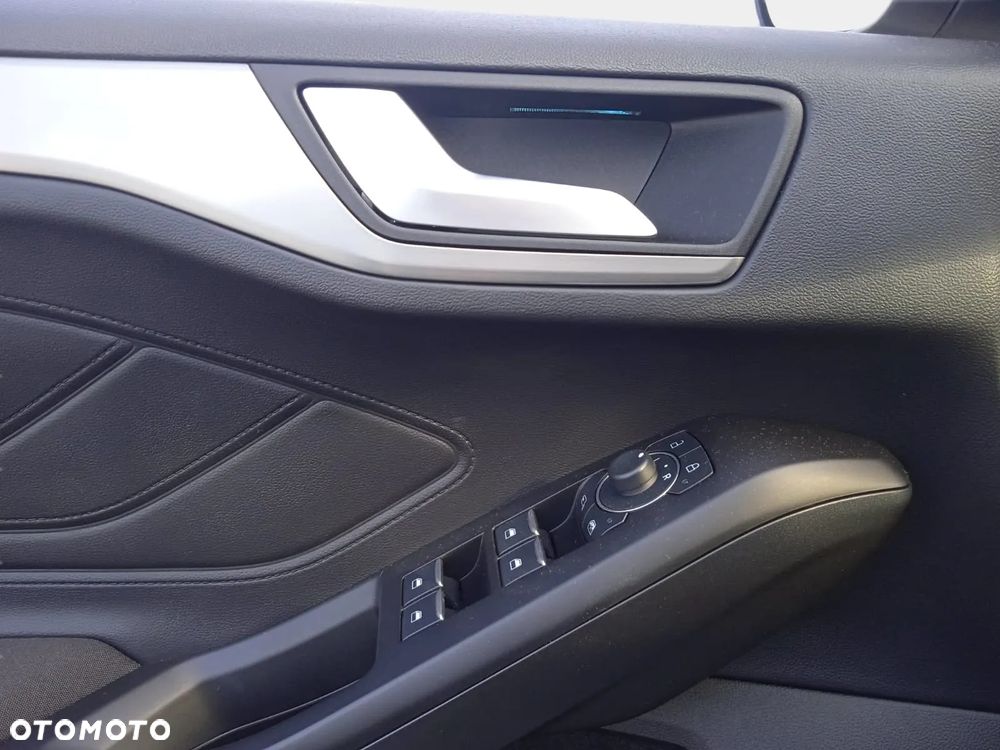 Ford Focus 1.0 EcoBoost Titanium X - 29