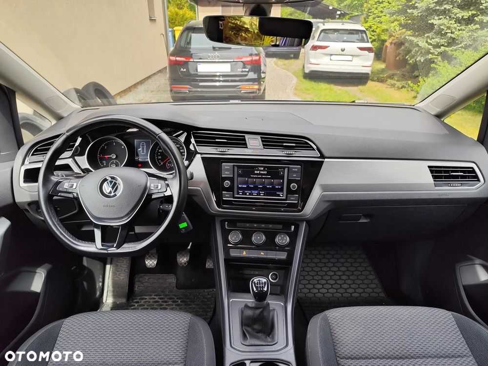Volkswagen Touran - 11
