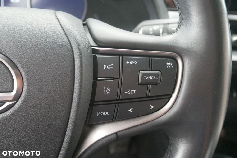 Lexus UX - 25