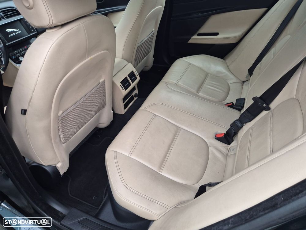 Jaguar XE 2.0 D Prestige - 9