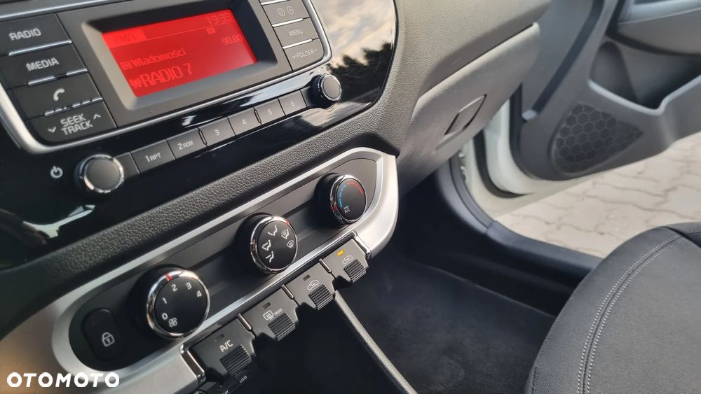 Kia Rio 1.2 Dream Team Edition - 38