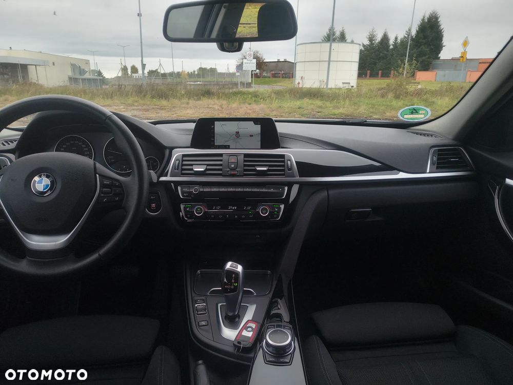 BMW Seria 3 320d Touring Sport Line - 33