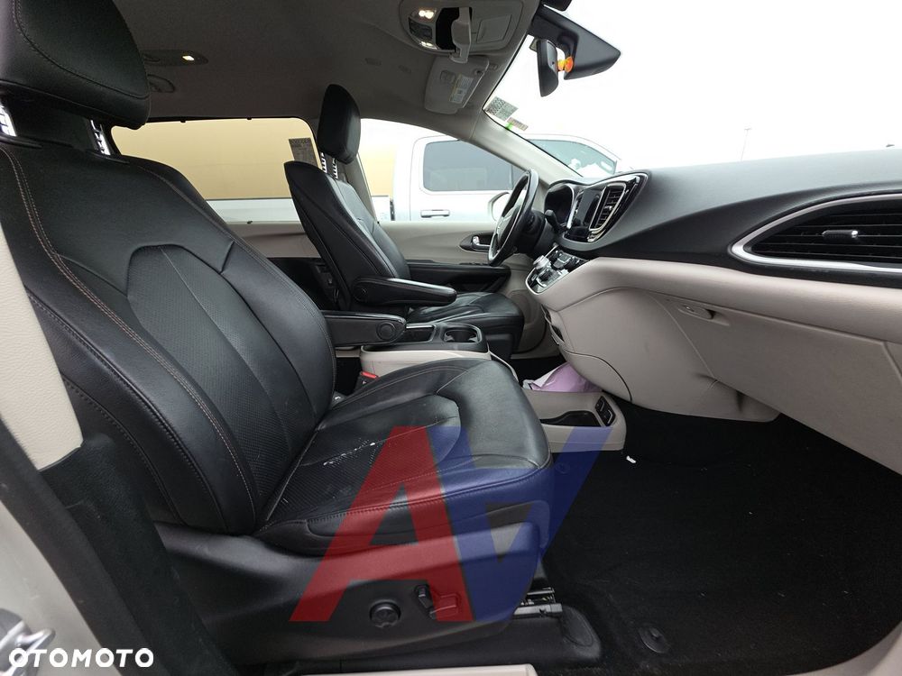 Chrysler Pacifica - 16