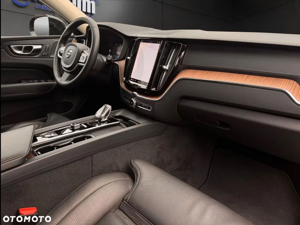 Volvo XC 60 B5 D AWD Plus Dark - 6
