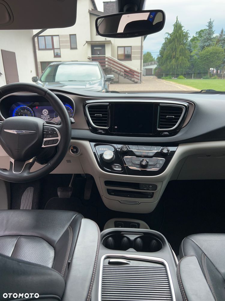 Chrysler Pacifica - 10