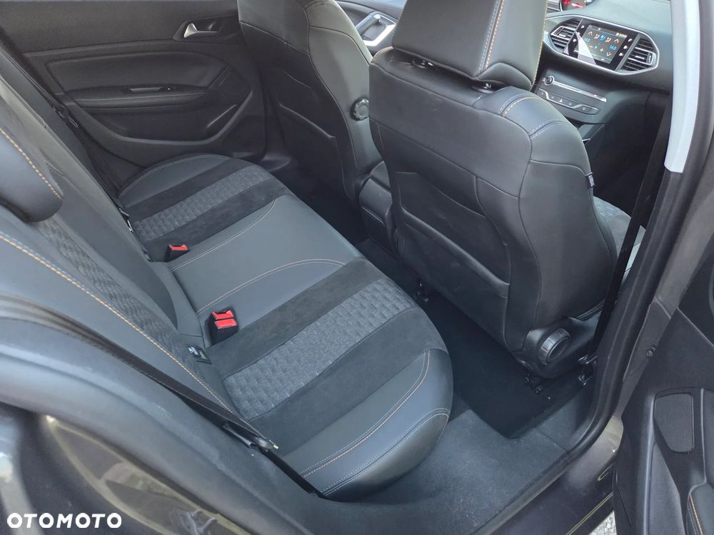 Peugeot 308 1.2 PureTech GPF Road Trip S&S EAT8 - 19