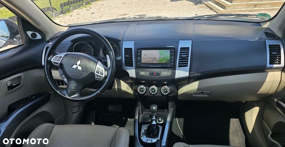 Mitsubishi Outlander - 10