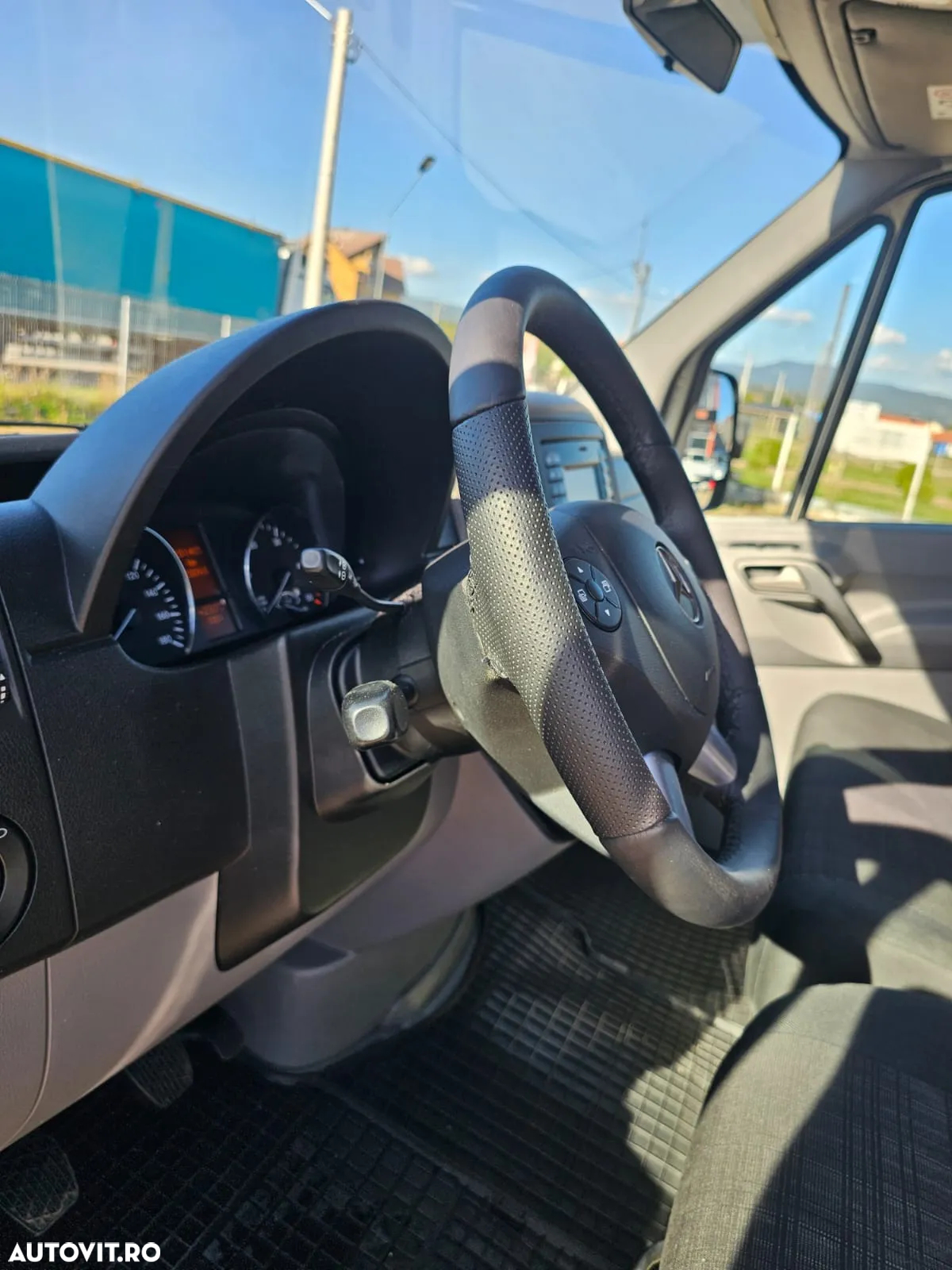 Mercedes-Benz Sprinter 316 CDI Model 2018 Climă Comenzi pe volan Pilot automat Navigație Mare Încălzire scaun șofer Scaun pe pernă aer Cameră video pe marșalier Banchetă 3 Locuri Rafturi metalice - 13
