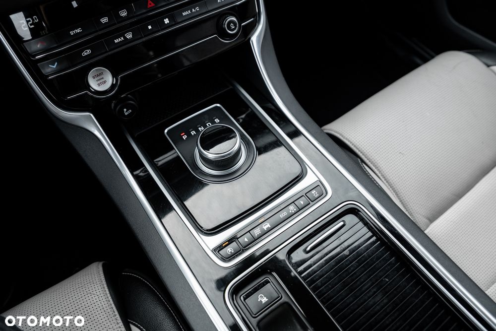 Jaguar XF 35t R-Sport - 39