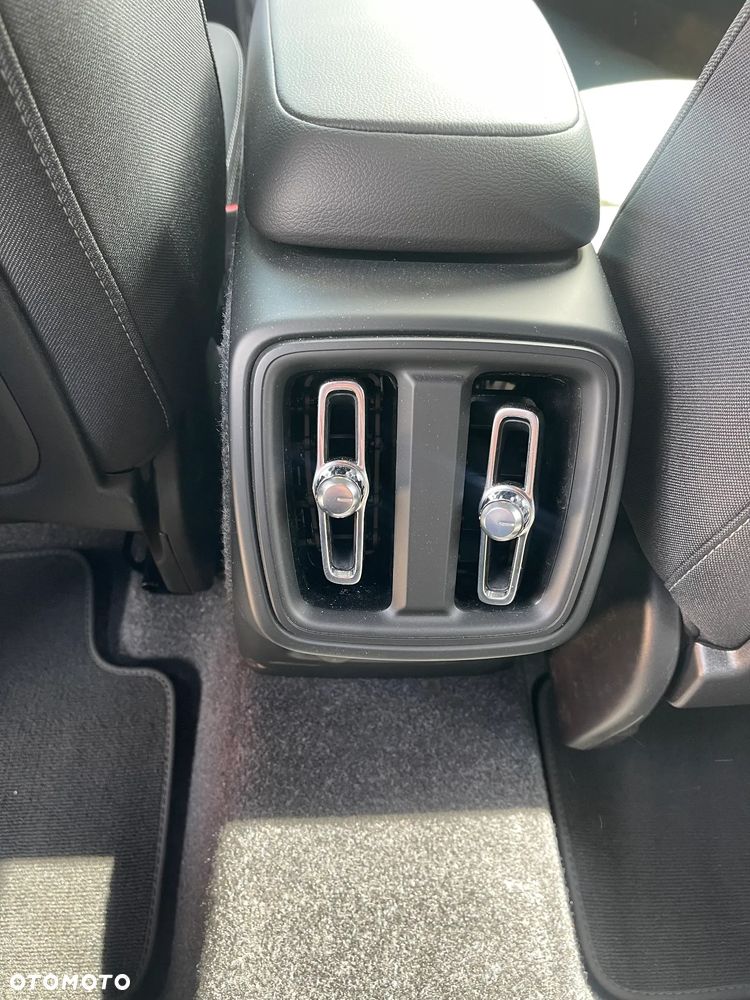 Volvo XC 40 B4 Plus Black Edition - 24