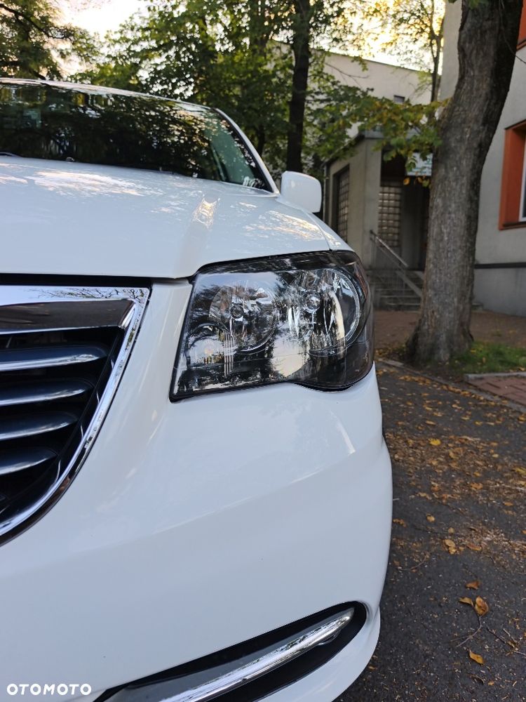 Chrysler Town & Country - 2