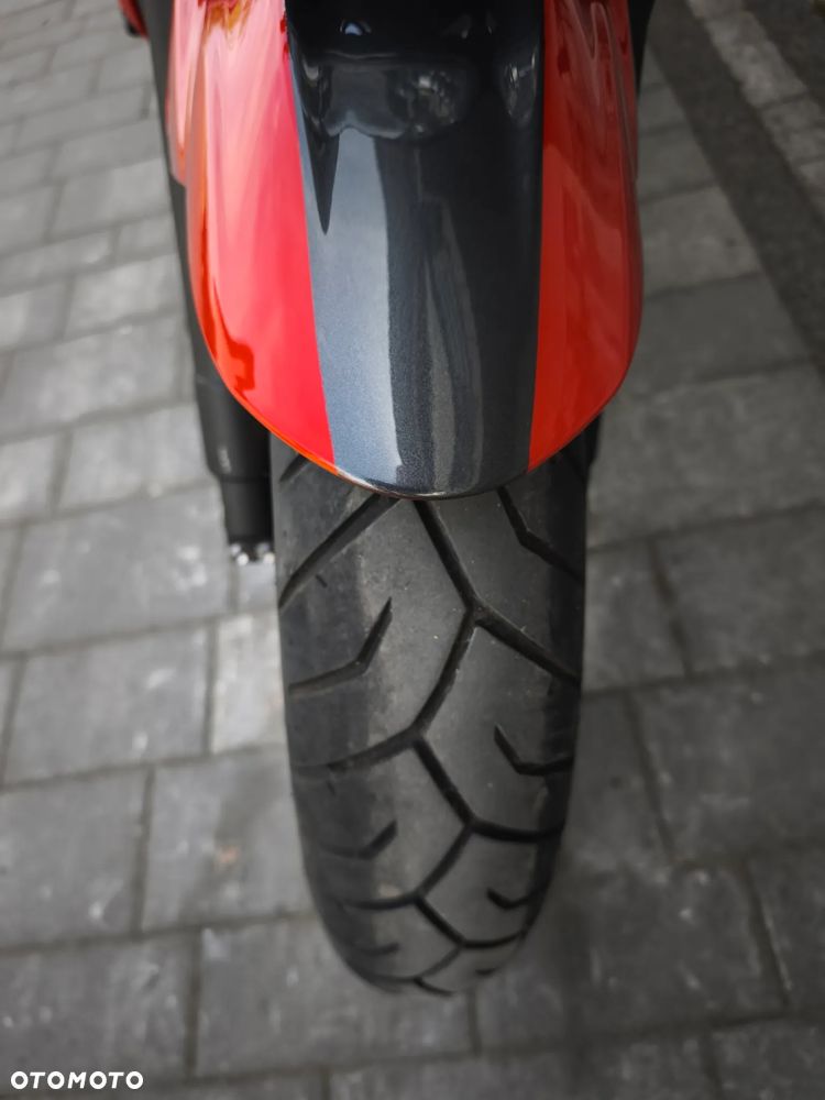 Suzuki GSR - 8