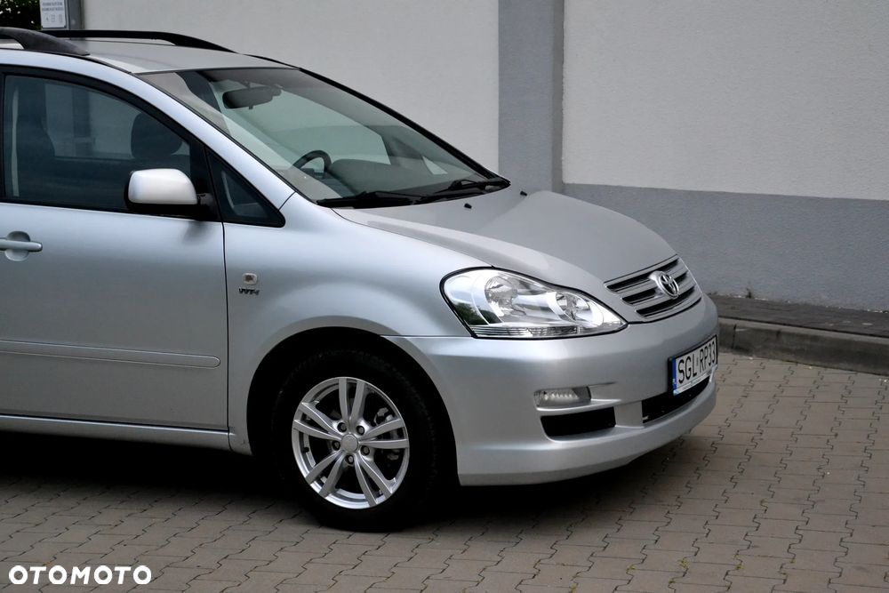 Toyota Avensis Verso 2.0 - 21