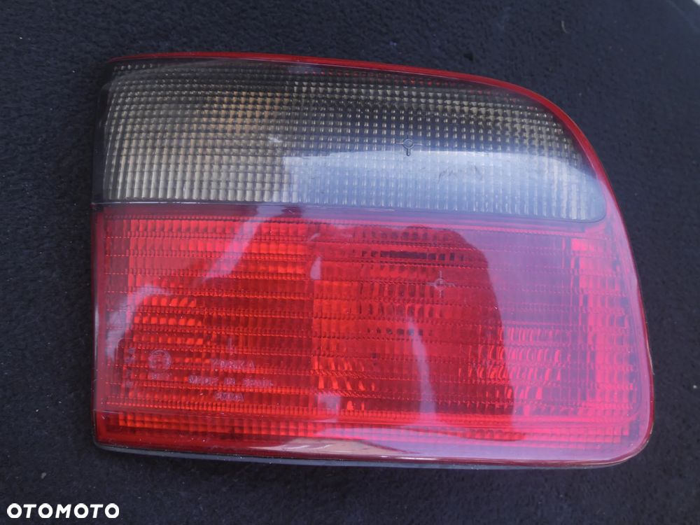 OPEL OMEGA B LAMPA LEWY TYŁ W KLAPĘ 45299 - 1