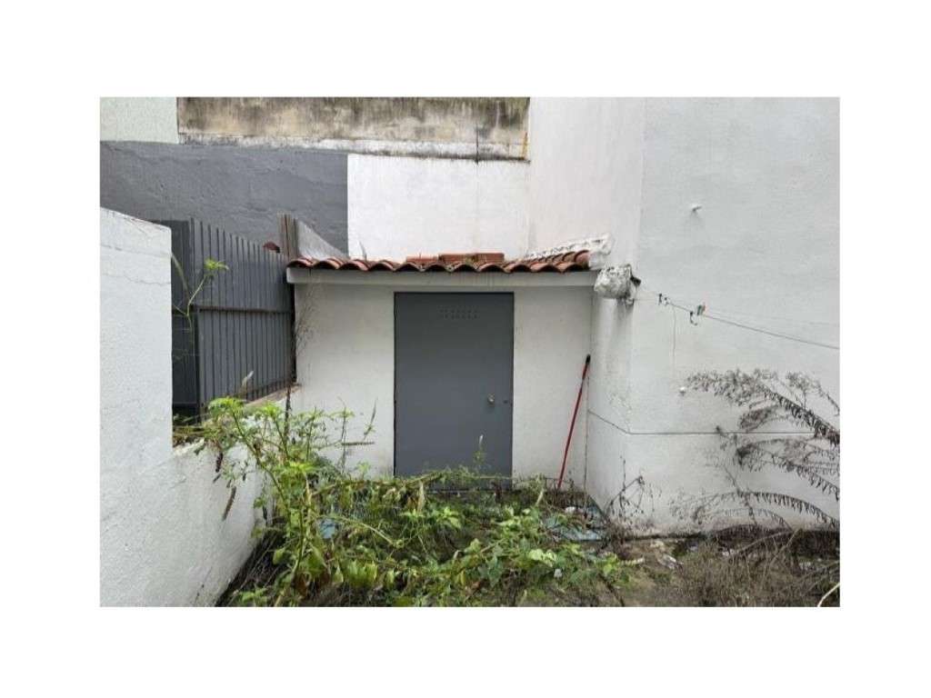 Prédio urbano composto por r/c e 1º andar - Cruz Quebrada - Grande imagem: 3/19