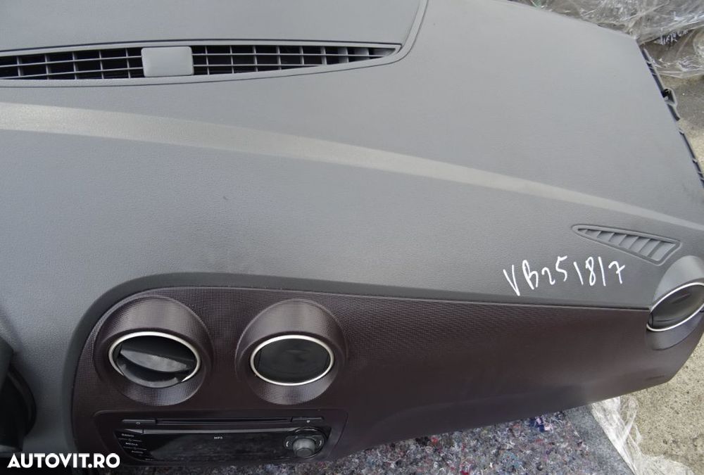 Plansa de bord Seat Ibiza din 2010 cu airbag volan si pasager - 3