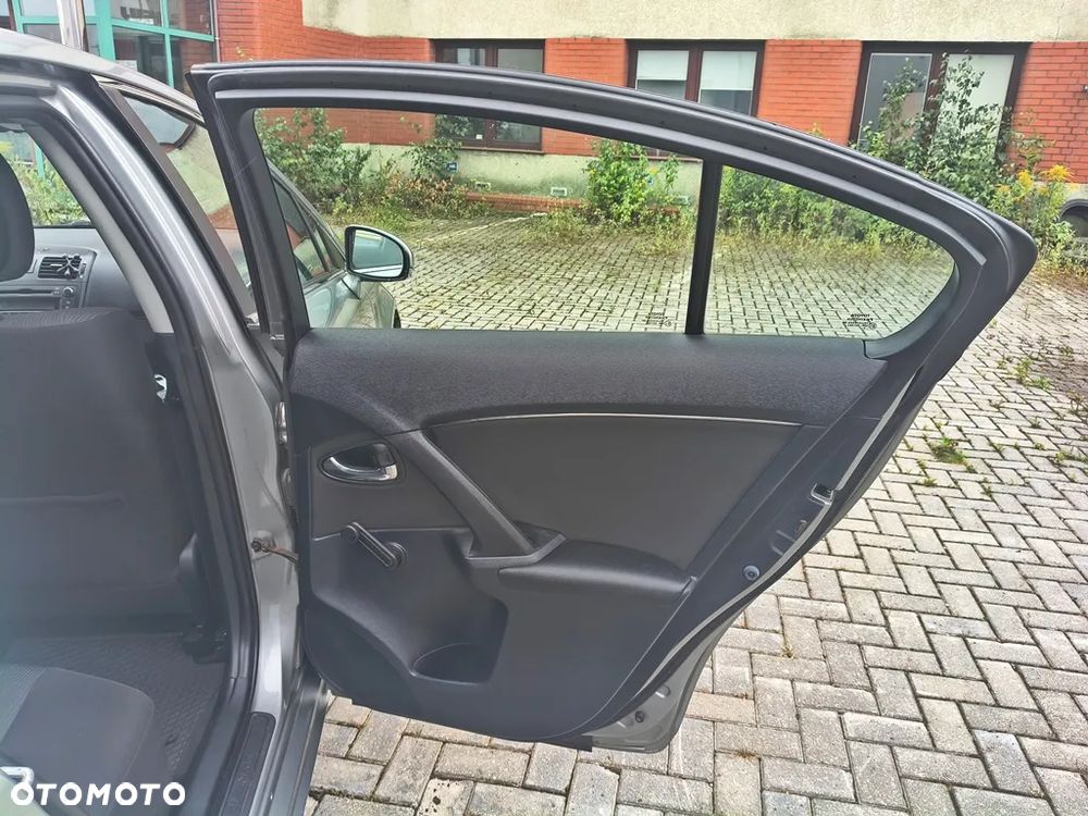 Toyota Avensis 1.6 Active - 24