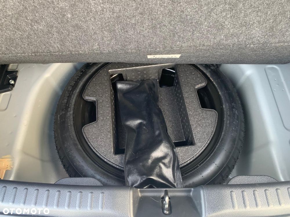 Toyota Yaris Hybrid 100 Selection Platinum - 29