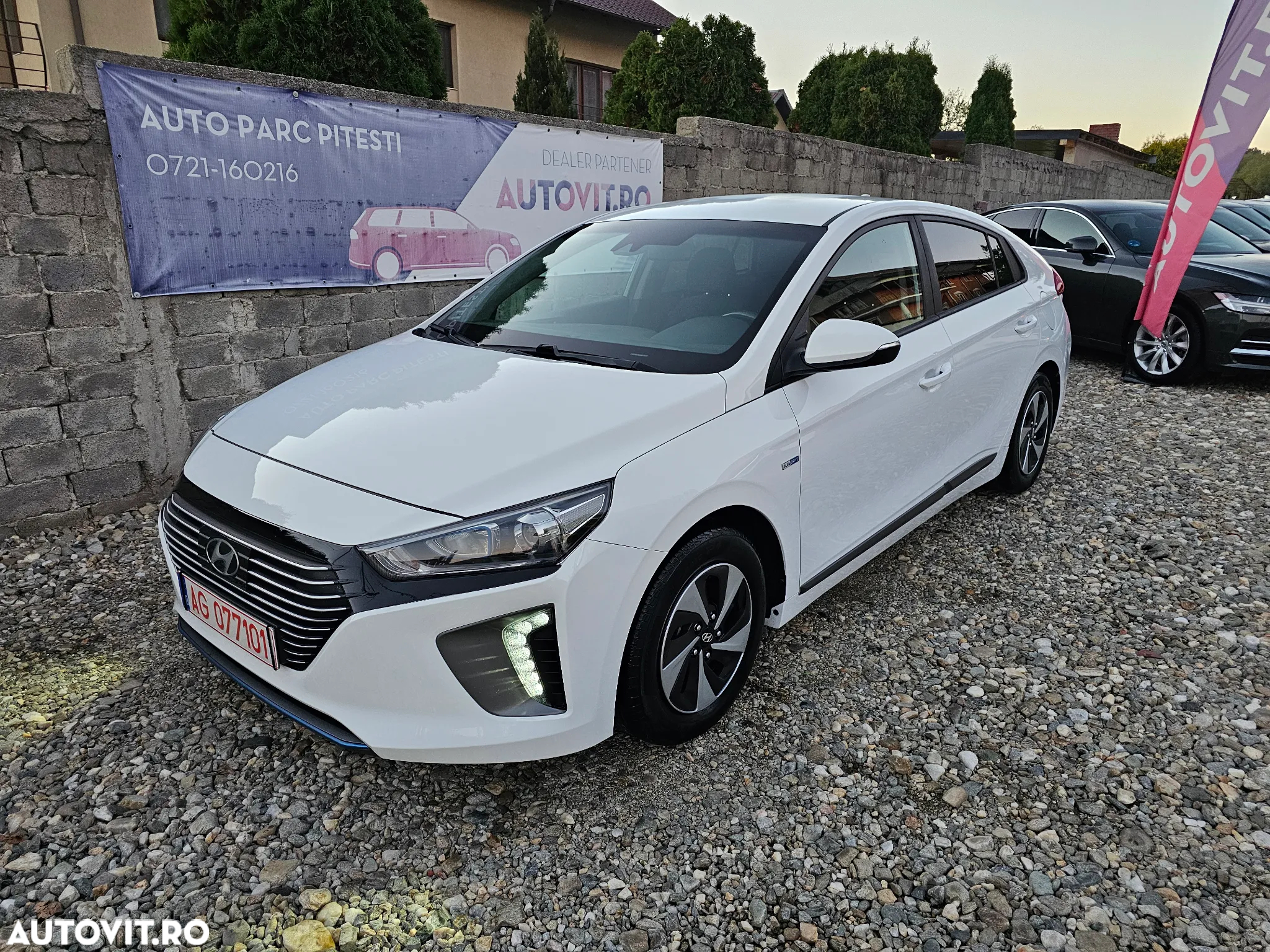 Hyundai IONIQ - 12