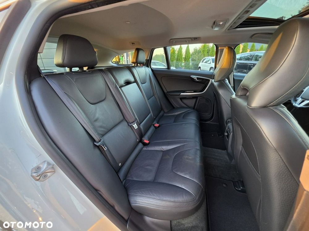 Volvo V60 D6 AWD Plug-in Hybrid Summum - 32