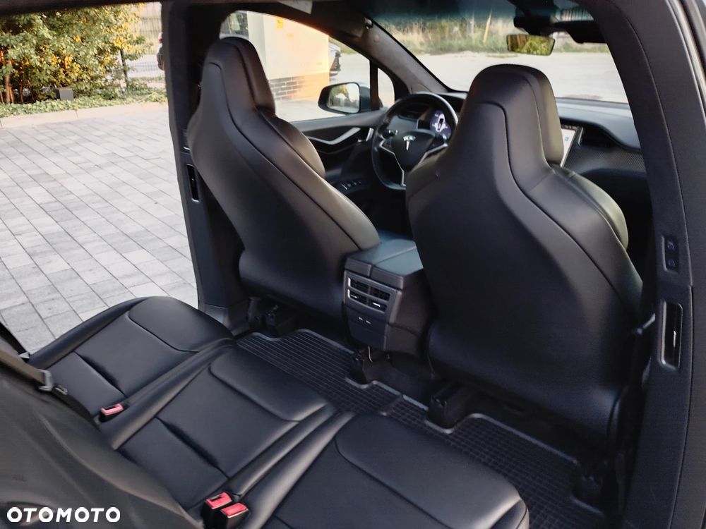Tesla Model X - 12