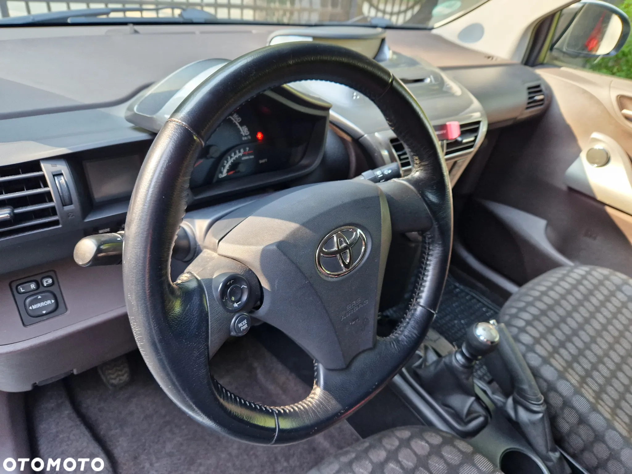 Toyota iQ - 20