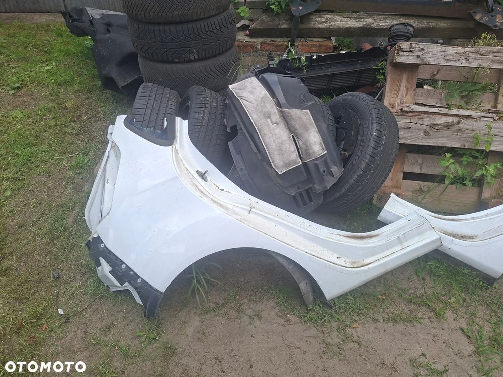 Ford Fiesta VII Mk7 15r błotnik tył cwiartka prawa l5d